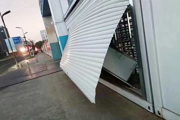 卷簾門被吹出軌道