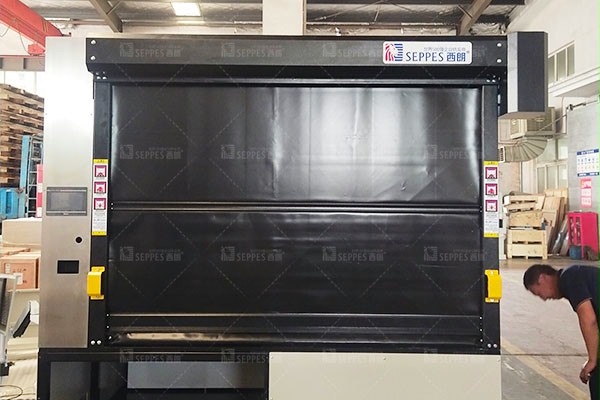 黑色框架快速門