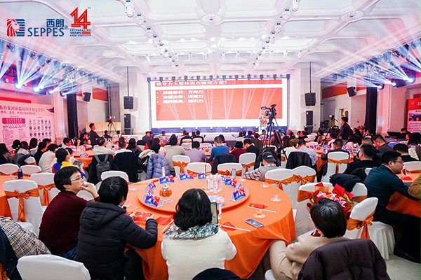 上圖為：峰會現場